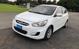 Hyundai Accent 2015 blanco de cuatro puertas. Año 2015. Cambio de marchas automático. Hachback. En perfecto estado. 71.000 kms. Solo ha circulado por Ciudad de Panamá. Ha estado siempre en garaje. Todo su servicio en Petroautos. A/C, lector dvd, equipamientos...