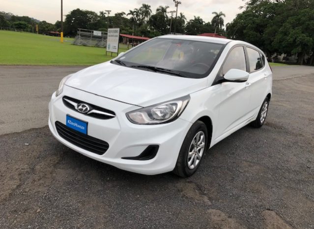 Hyundai Accent 2015 blanco de cuatro puertas. Año 2015. Cambio de marchas automático. Hachback. En perfecto estado. 71.000 kms. Solo ha circulado por Ciudad de Panamá. Ha estado siempre en garaje. Todo su servicio en Petroautos. A/C, lector dvd, equipamientos...