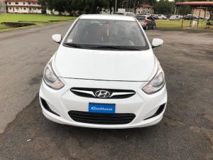 Hyundai Accent 2015 blanco de cuatro puertas. Año 2015. Cambio de marchas automático. Hachback. En perfecto estado. 71.000 kms. Solo ha circulado por Ciudad de Panamá. Ha estado siempre en garaje. Todo su servicio en Petroautos. A/C, lector dvd, equipamientos...