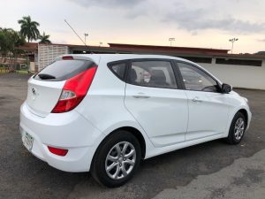 Hyundai Accent 2015 blanco de cuatro puertas. Año 2015. Cambio de marchas automático. Hachback. En perfecto estado. 71.000 kms. Solo ha circulado por Ciudad de Panamá. Ha estado siempre en garaje. Todo su servicio en Petroautos. A/C, lector dvd, equipamientos...