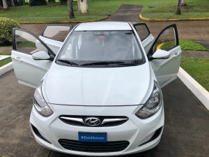 Hyundai Accent 2015 blanco de cuatro puertas. Año 2015. Cambio de marchas automático. Hachback. En perfecto estado. 71.000 kms. Solo ha circulado por Ciudad de Panamá. Ha estado siempre en garaje. Todo su servicio en Petroautos. A/C, lector dvd, equipamientos...