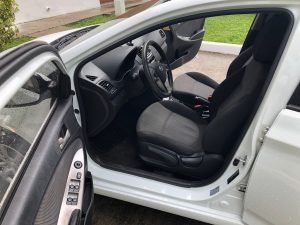 Hyundai Accent 2015 blanco de cuatro puertas. Año 2015. Cambio de marchas automático. Hachback. En perfecto estado. 71.000 kms. Solo ha circulado por Ciudad de Panamá. Ha estado siempre en garaje. Todo su servicio en Petroautos. A/C, lector dvd, equipamientos...