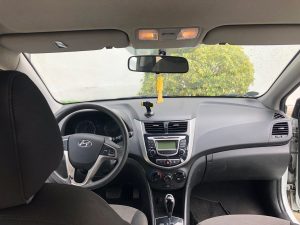 Hyundai Accent 2015 blanco de cuatro puertas. Año 2015. Cambio de marchas automático. Hachback. En perfecto estado. 71.000 kms. Solo ha circulado por Ciudad de Panamá. Ha estado siempre en garaje. Todo su servicio en Petroautos. A/C, lector dvd, equipamientos...