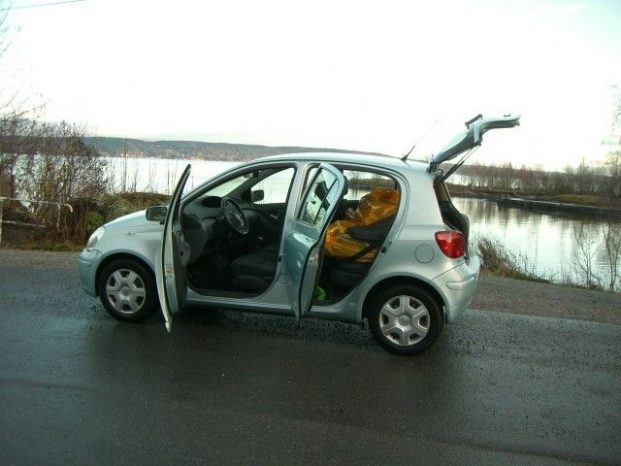 Toyota Yaris 2004 unica dueña año 2004 con 92.000 kms en perfecto estado. Los documentos esta al dia. Impuestos y servicios tambien al día. Tiene aire acondicionado, Retrovisores eléctricos, vidriera, Radio / CD. Lo vendo a este precio por mis razones personales, el auto funciona mecanicamente sin defecto.