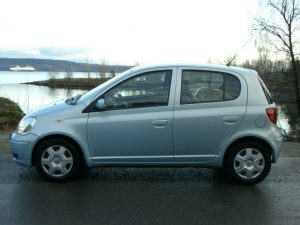 Toyota Yaris 2004 unica dueña año 2004 con 92.000 kms en perfecto estado. Los documentos esta al dia. Impuestos y servicios tambien al día. Tiene aire acondicionado, Retrovisores eléctricos, vidriera, Radio / CD. Lo vendo a este precio por mis razones personales, el auto funciona mecanicamente sin defecto.