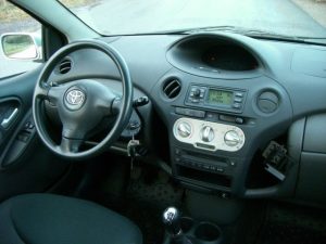 Toyota Yaris 2004 unica dueña año 2004 con 92.000 kms en perfecto estado. Los documentos esta al dia. Impuestos y servicios tambien al día. Tiene aire acondicionado, Retrovisores eléctricos, vidriera, Radio / CD. Lo vendo a este precio por mis razones personales, el auto funciona mecanicamente sin defecto.